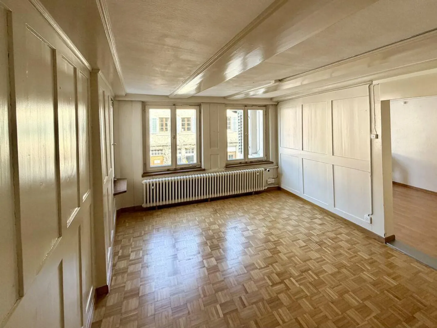Residential building with small shop - Photo 4 of 10