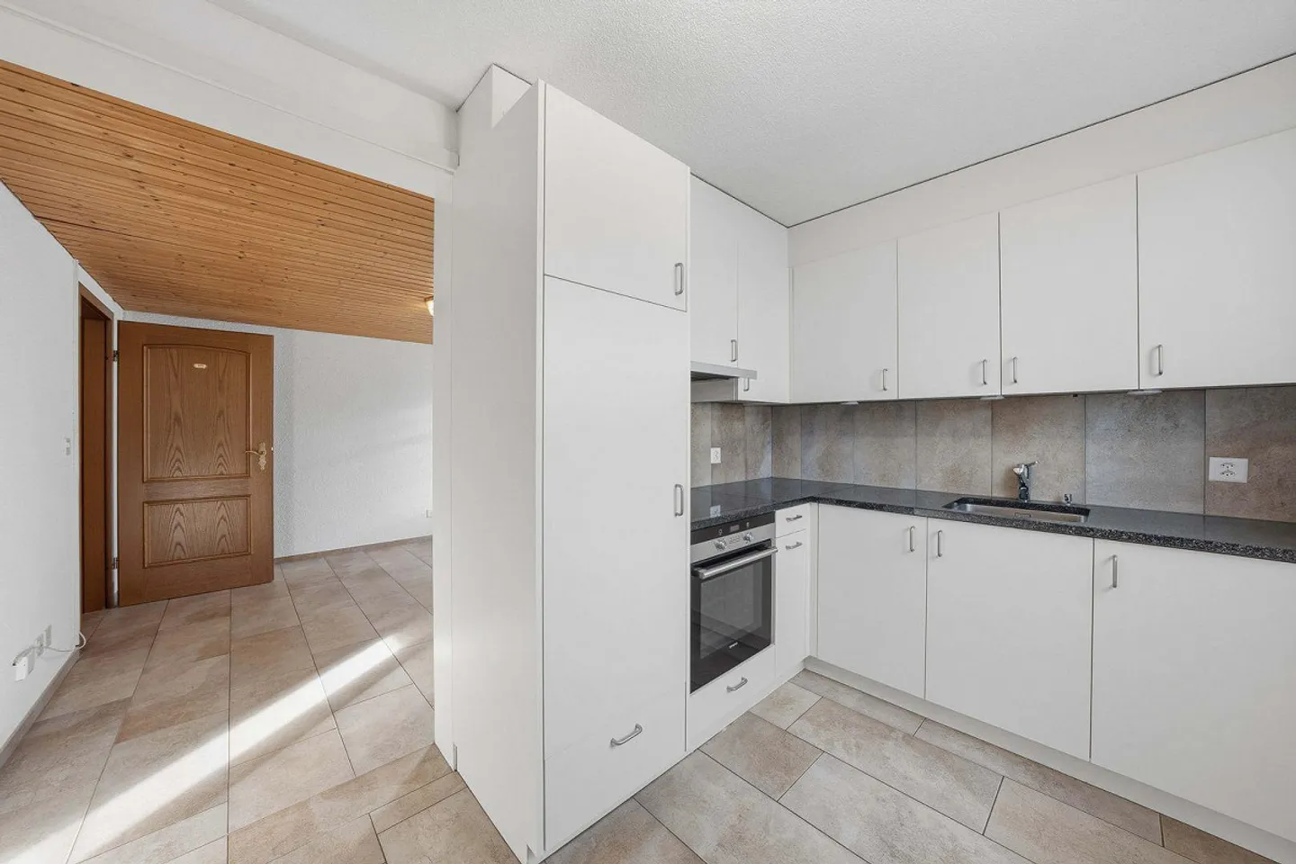 2.5-Room Apartment - Photo 3 of 7