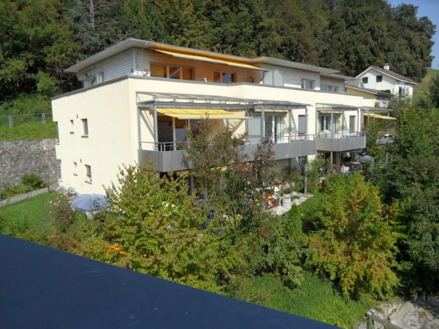 Appartement en penthouse de 5,5 pièces avec balcon et parking à Enggistein - Photo 1 sur 8