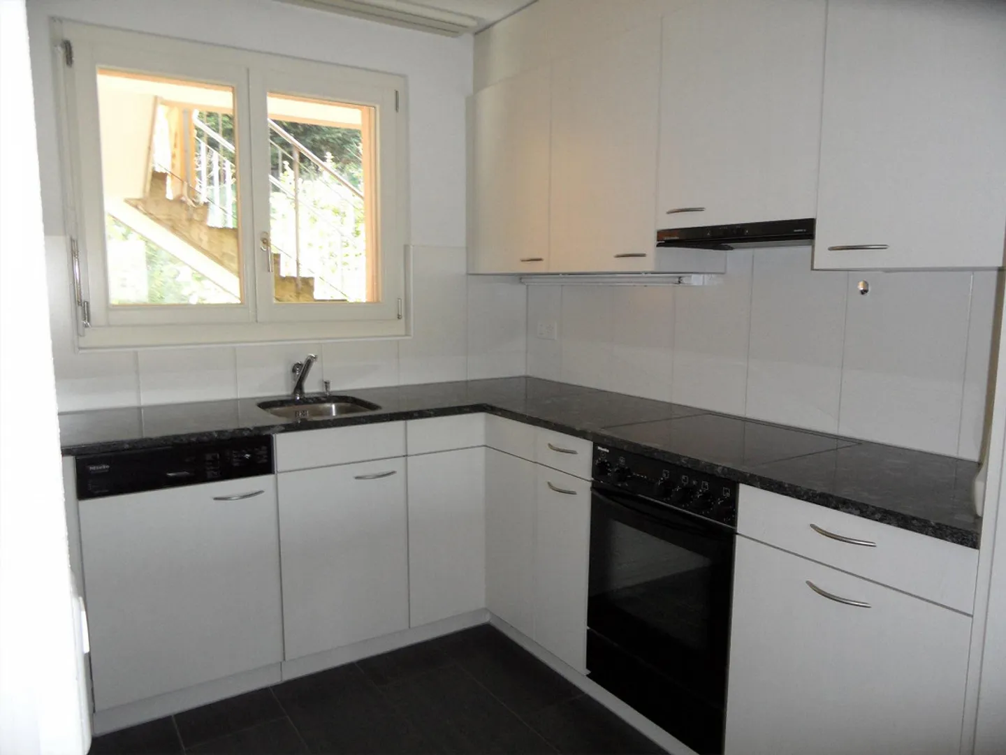 Appartement en penthouse de 5,5 pièces avec balcon et parking à Enggistein - Photo 3 sur 8