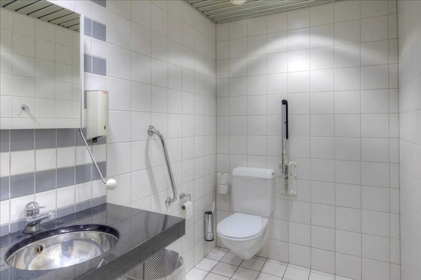 Salle de stockage/archives en face de la gare d'Ostermundigen - Photo 6 sur 7