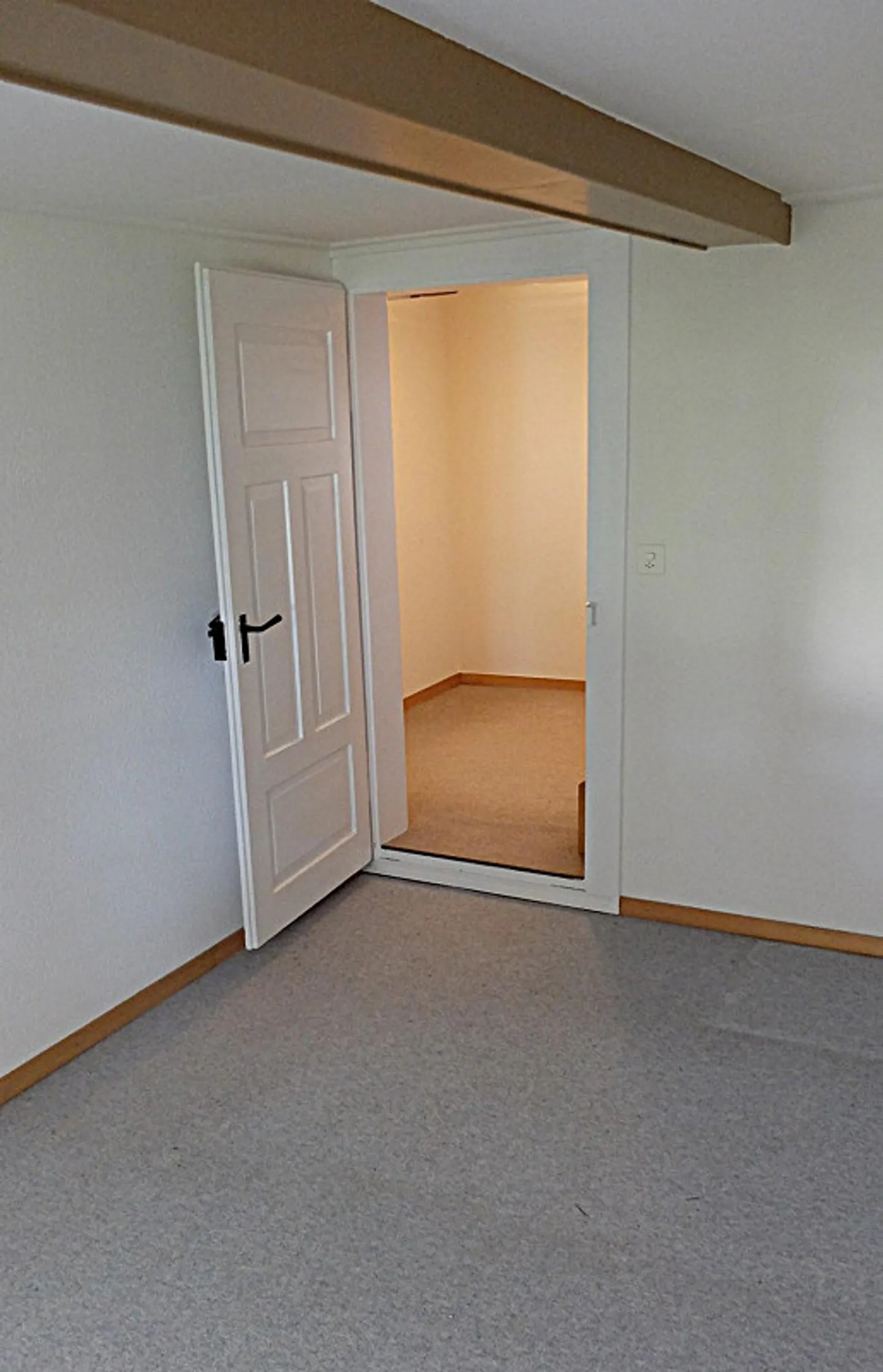 4.5 Zimmer Einfamilienhaus zweiseitig angebaut mit Autoabstellplatz - Photo 5 of 9