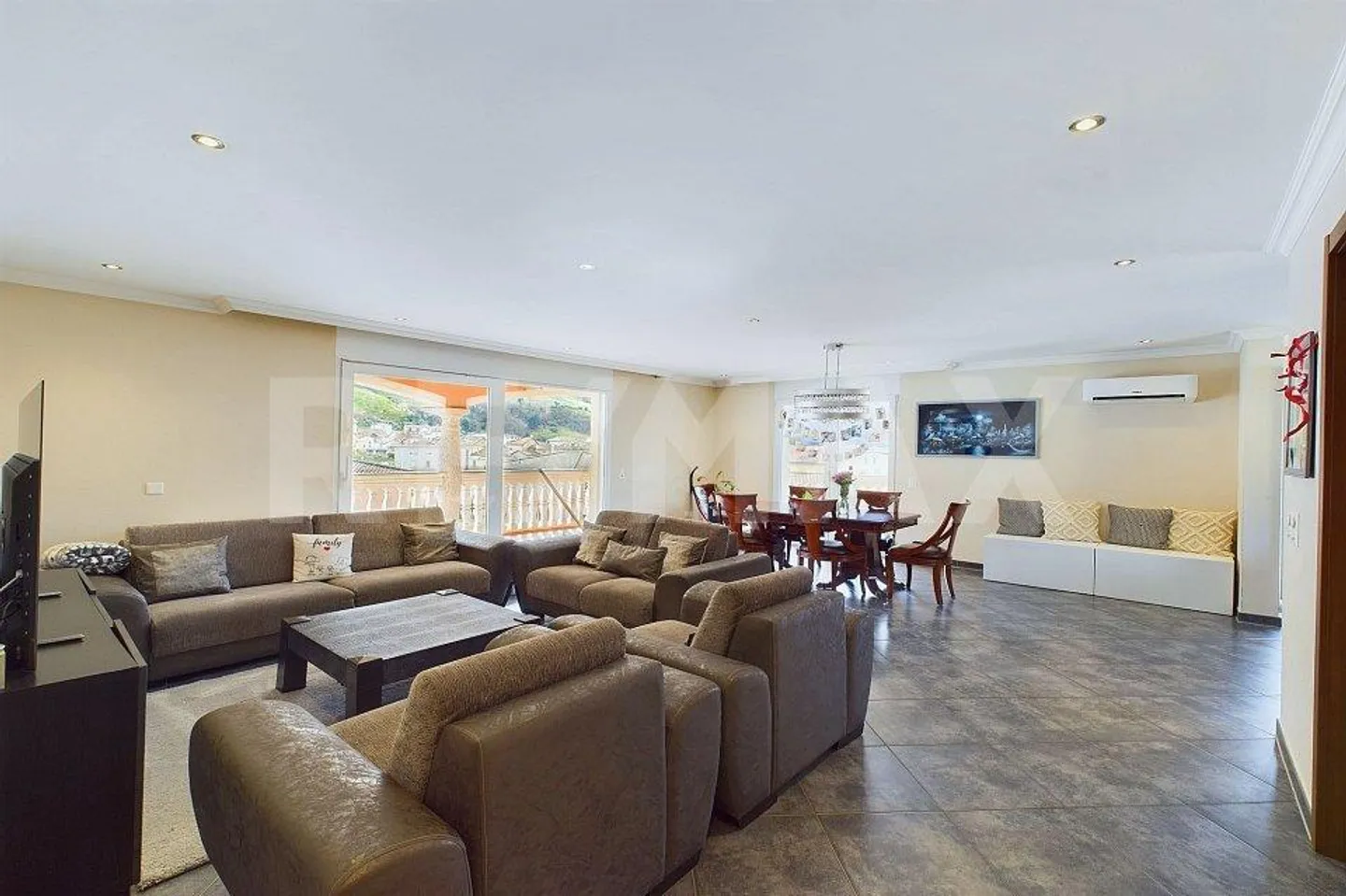 Modern Apartment with Terrace - Photo 3 of 13