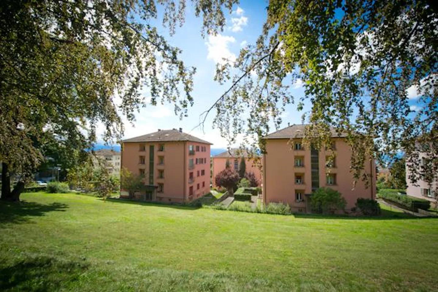 Appartamento idealmente situato in un quartiere verde - Foto 2 di 2