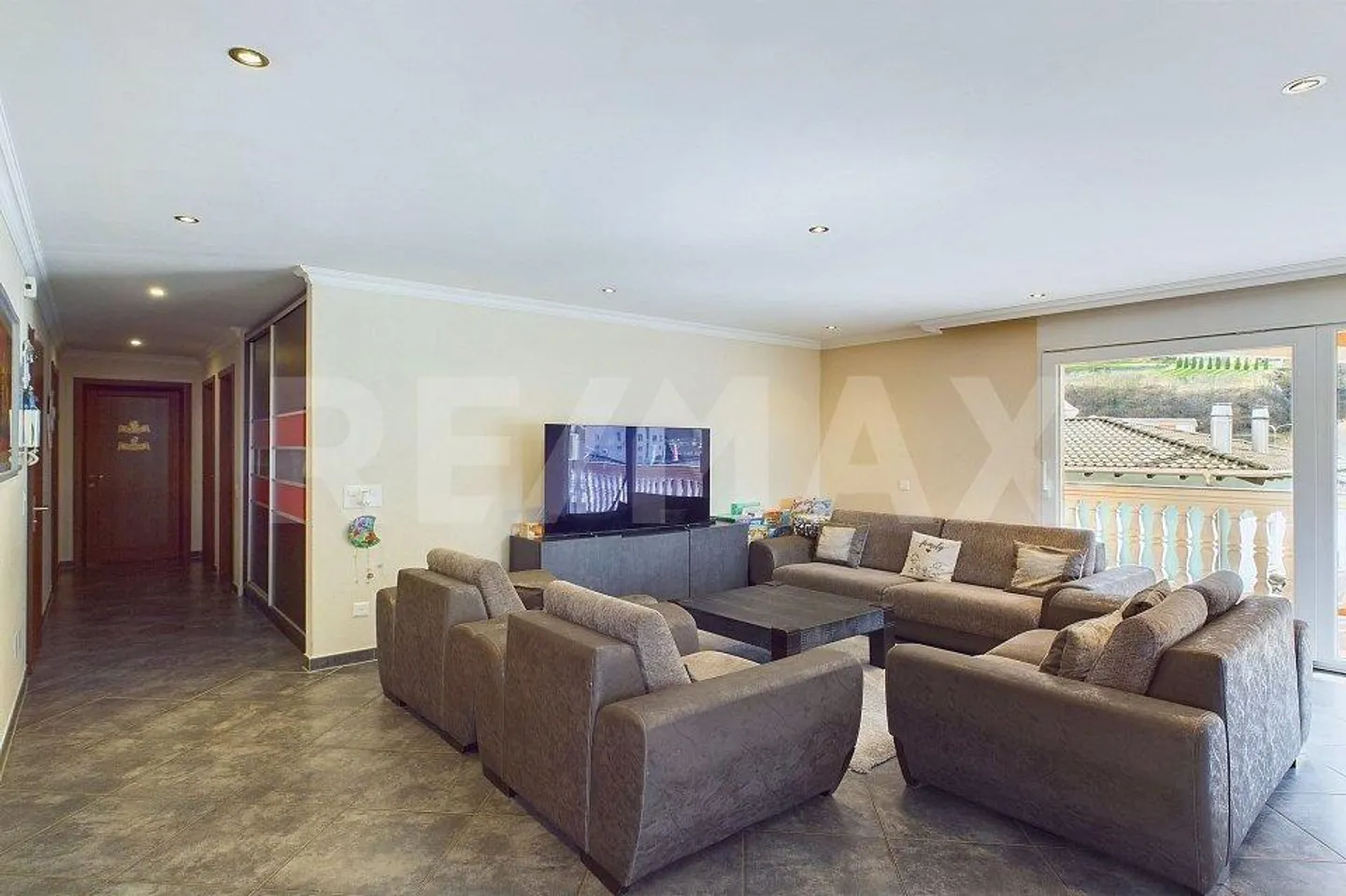 Modern Apartment with Terrace - Photo 4 of 13