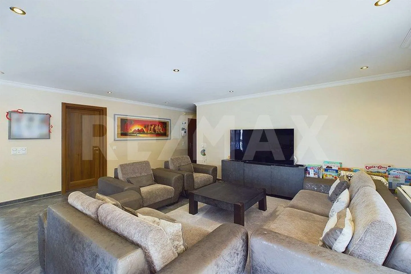 Modern Apartment with Terrace - Photo 5 of 13