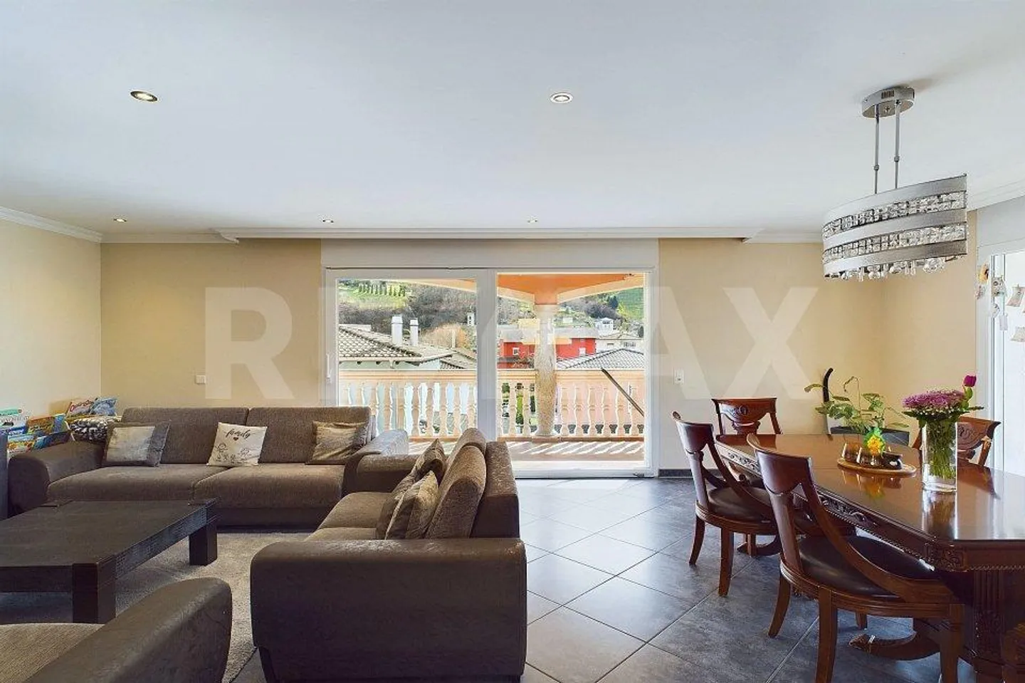 Modern Apartment with Terrace - Photo 6 of 13