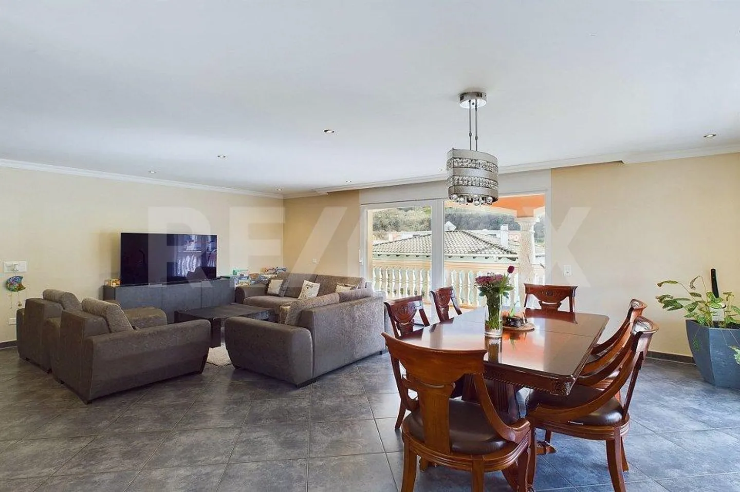Modern Apartment with Terrace - Photo 8 of 13