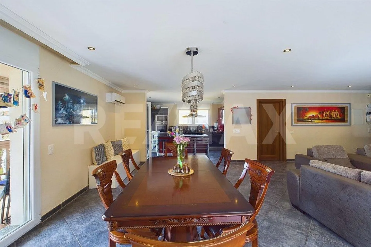 Modern Apartment with Terrace - Photo 9 of 13