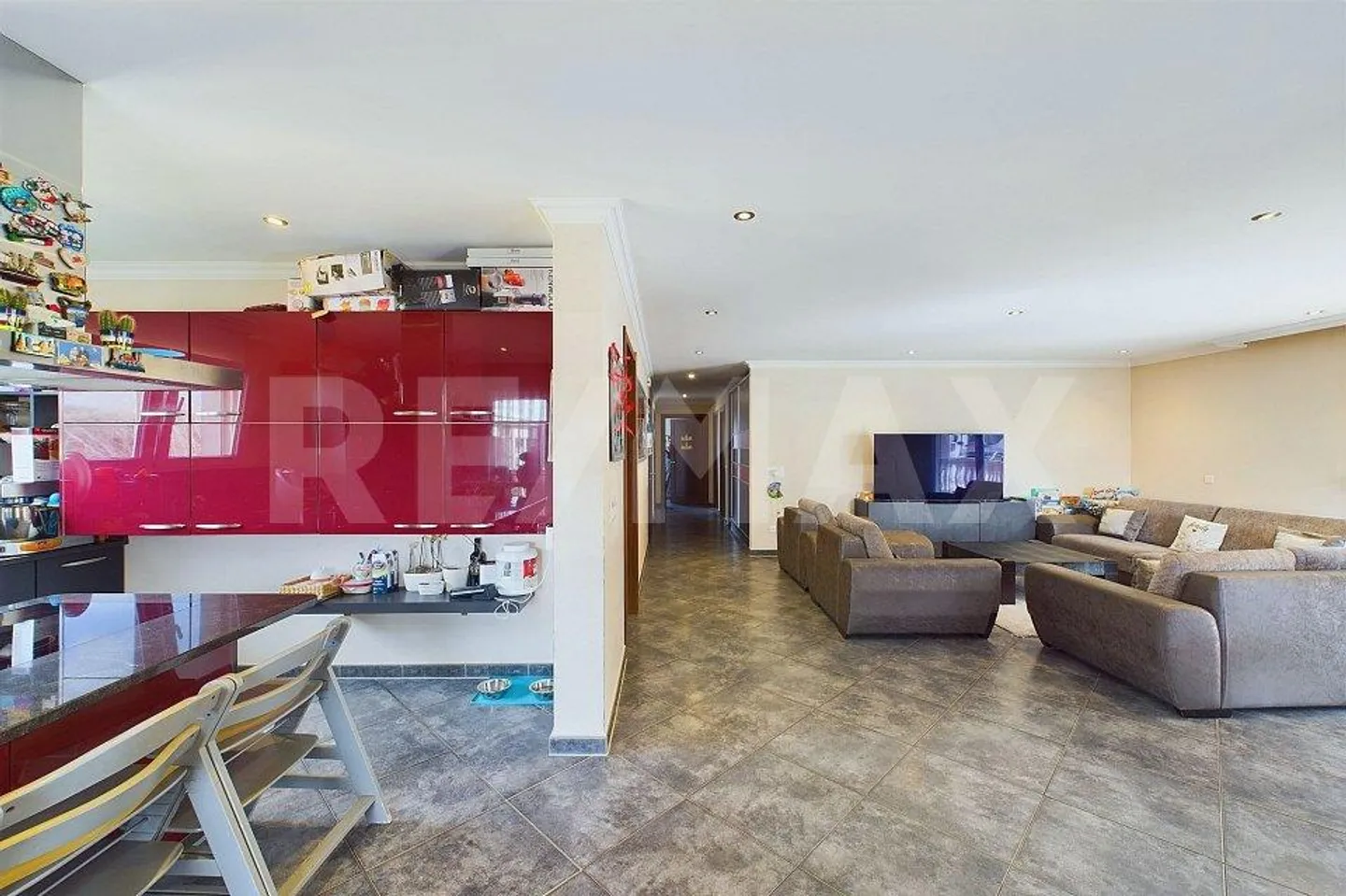 Modern Apartment with Terrace - Photo 10 of 13