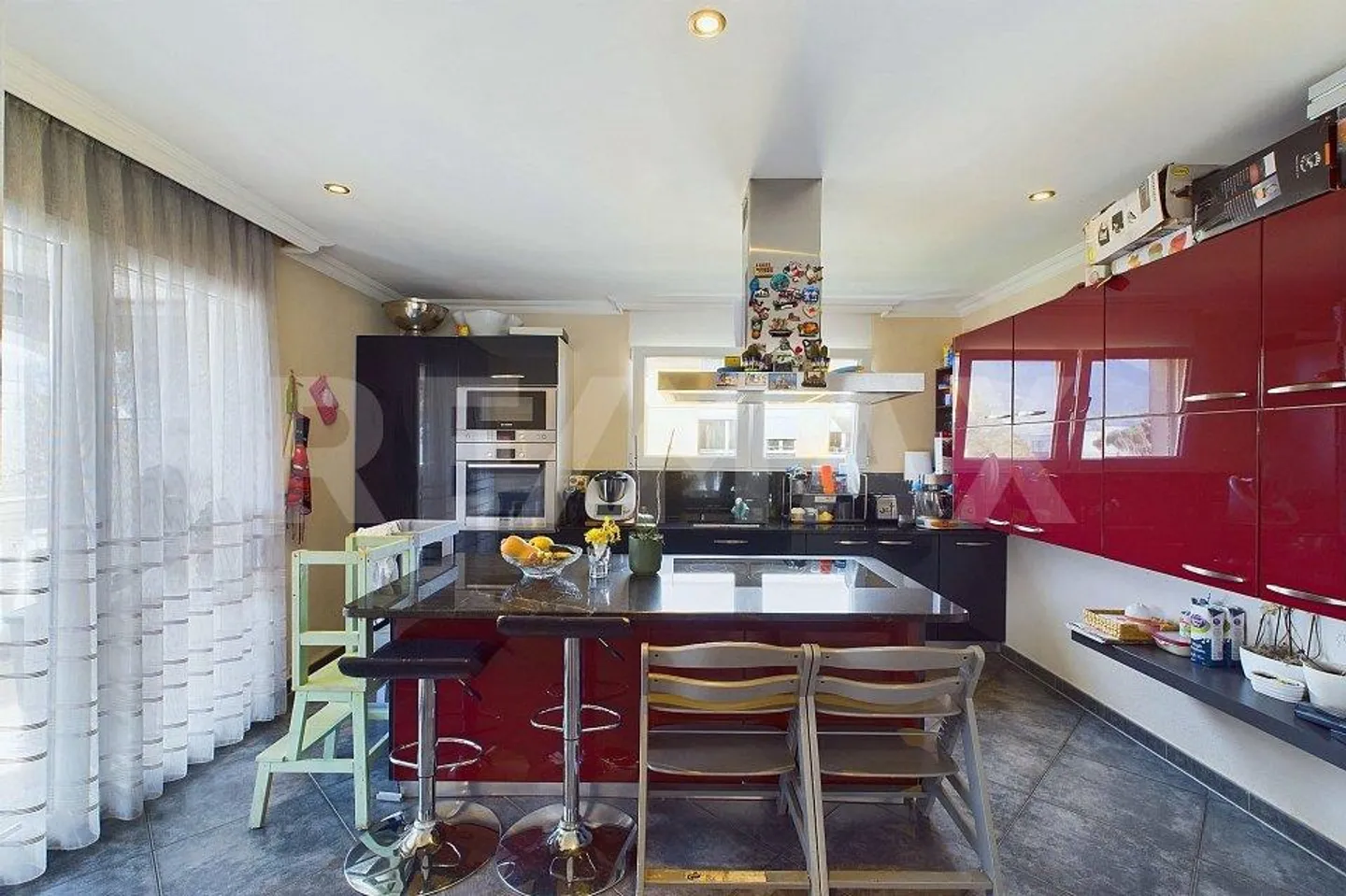 Modern Apartment with Terrace - Photo 11 of 13