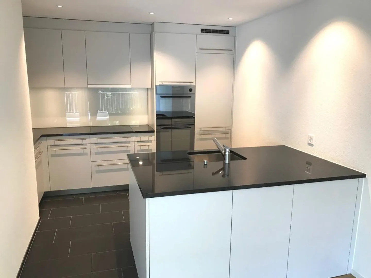 Helle 4.5-Zimmerwohnung mit Waldsicht an ruhiger Lage in Langwiesen - Photo 2 sur 7