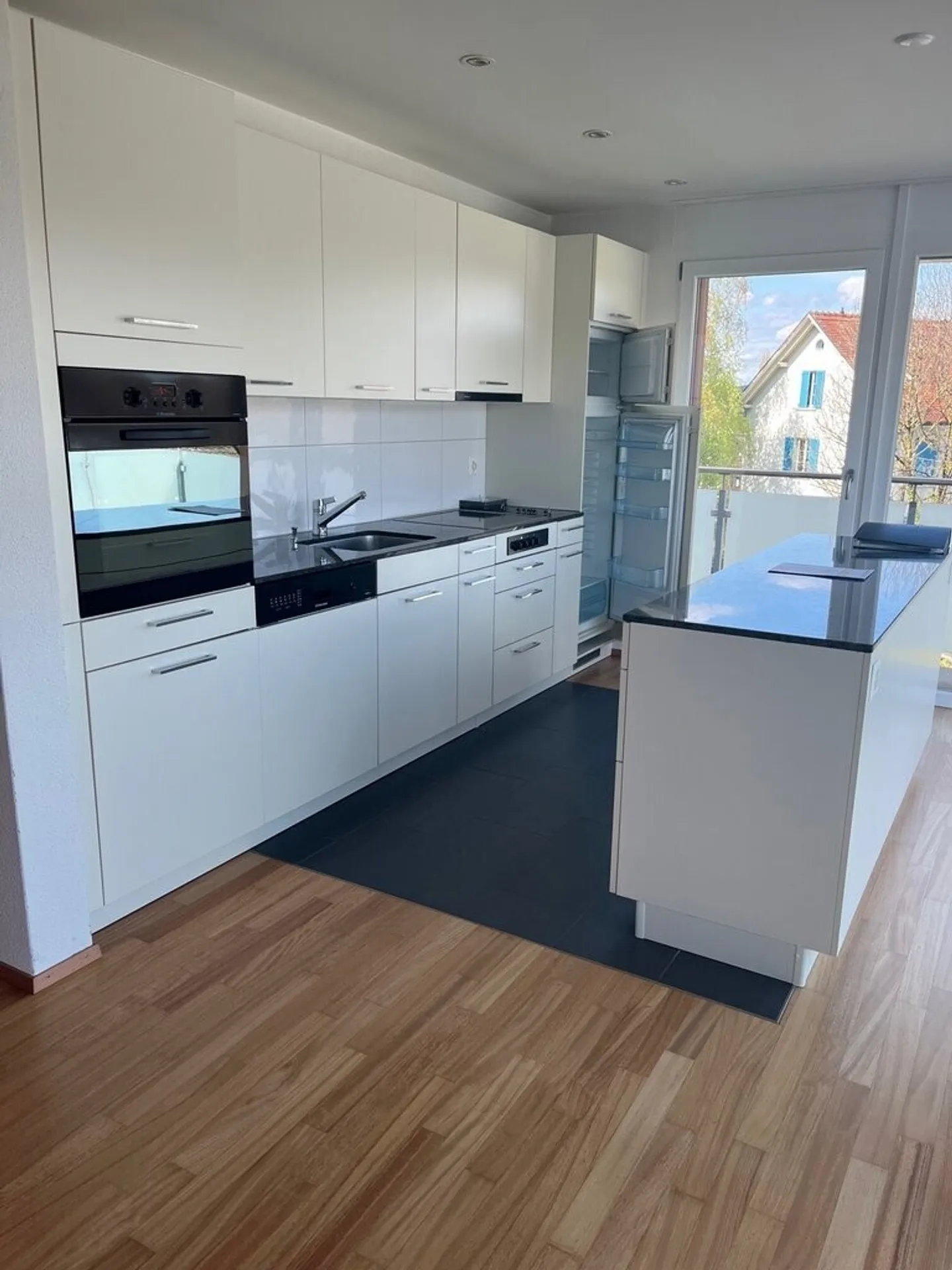 Living in a central location - Photo 6 of 9