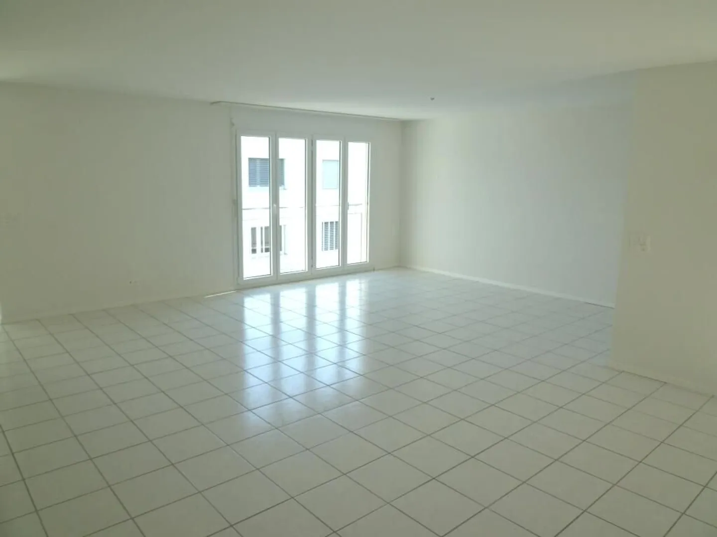 Spacious 2.5-room apartment with glazed balcony - Photo 4 of 9