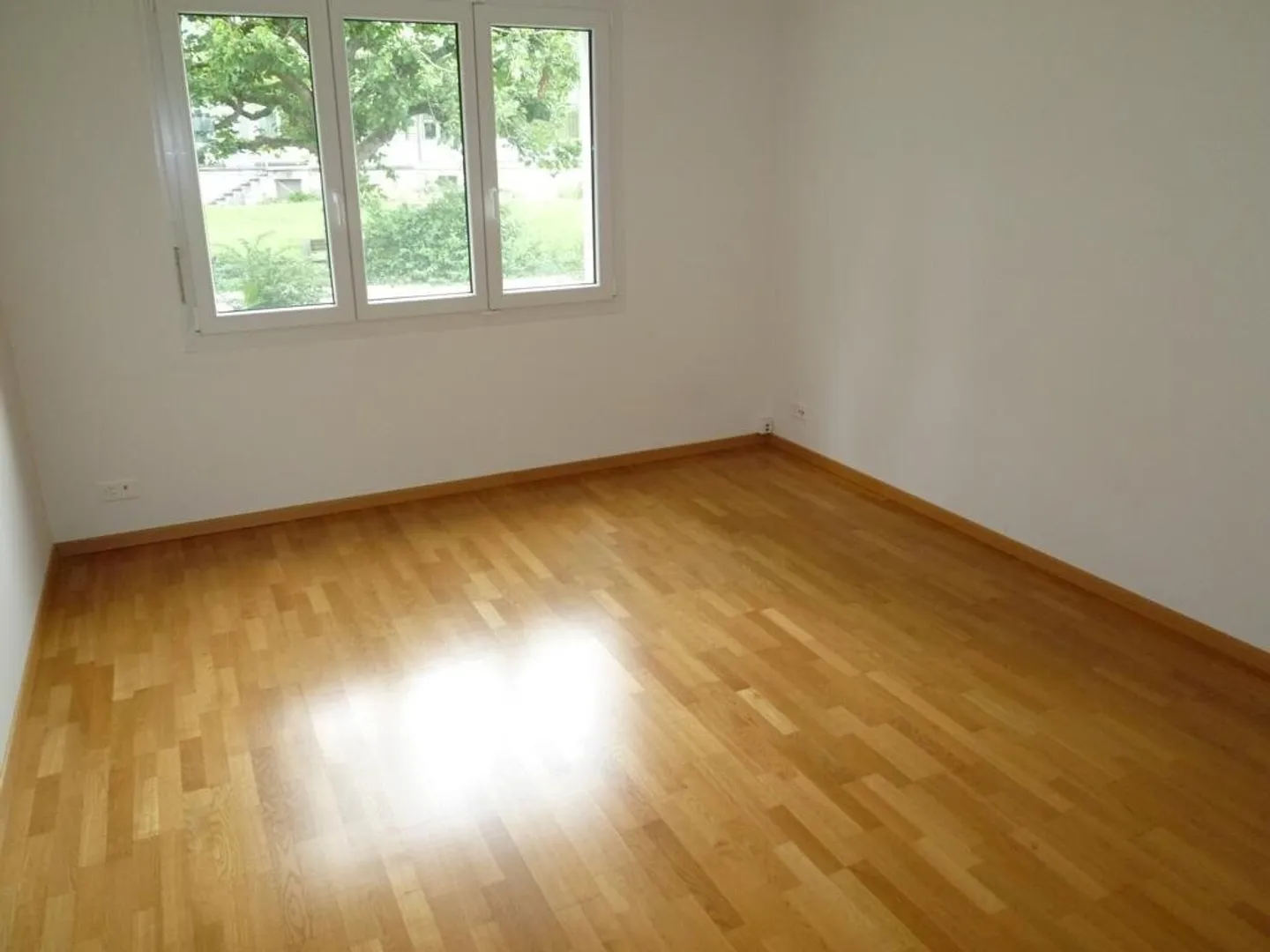 Spacious 2.5-room apartment with glazed balcony - Photo 5 of 9