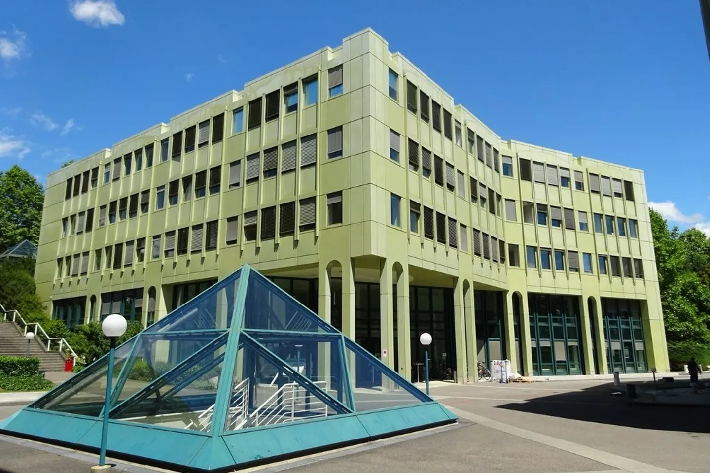 Near bus and metro! - Photo 1 of 1