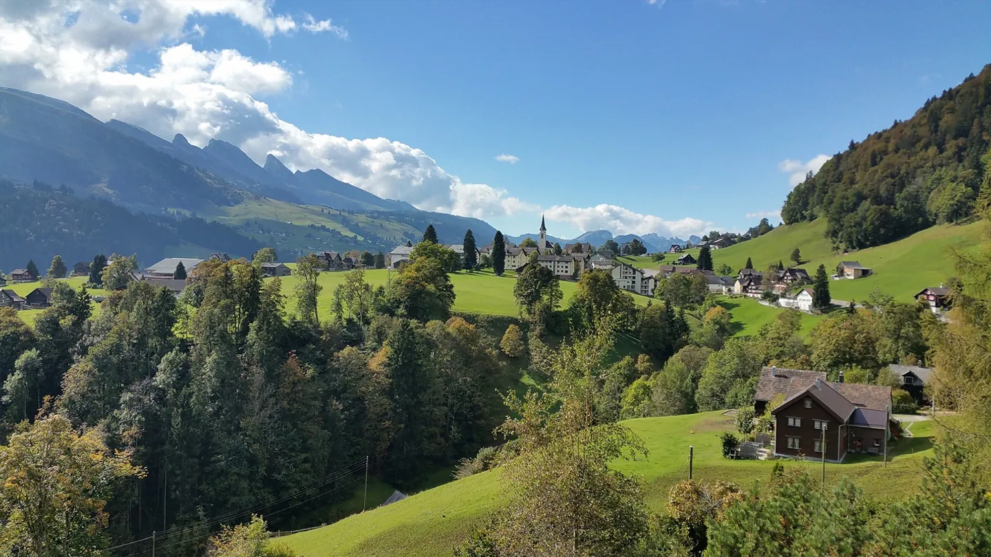 High-quality large 4.5 room apartment with top view and sunshine - Photo 2 of 29