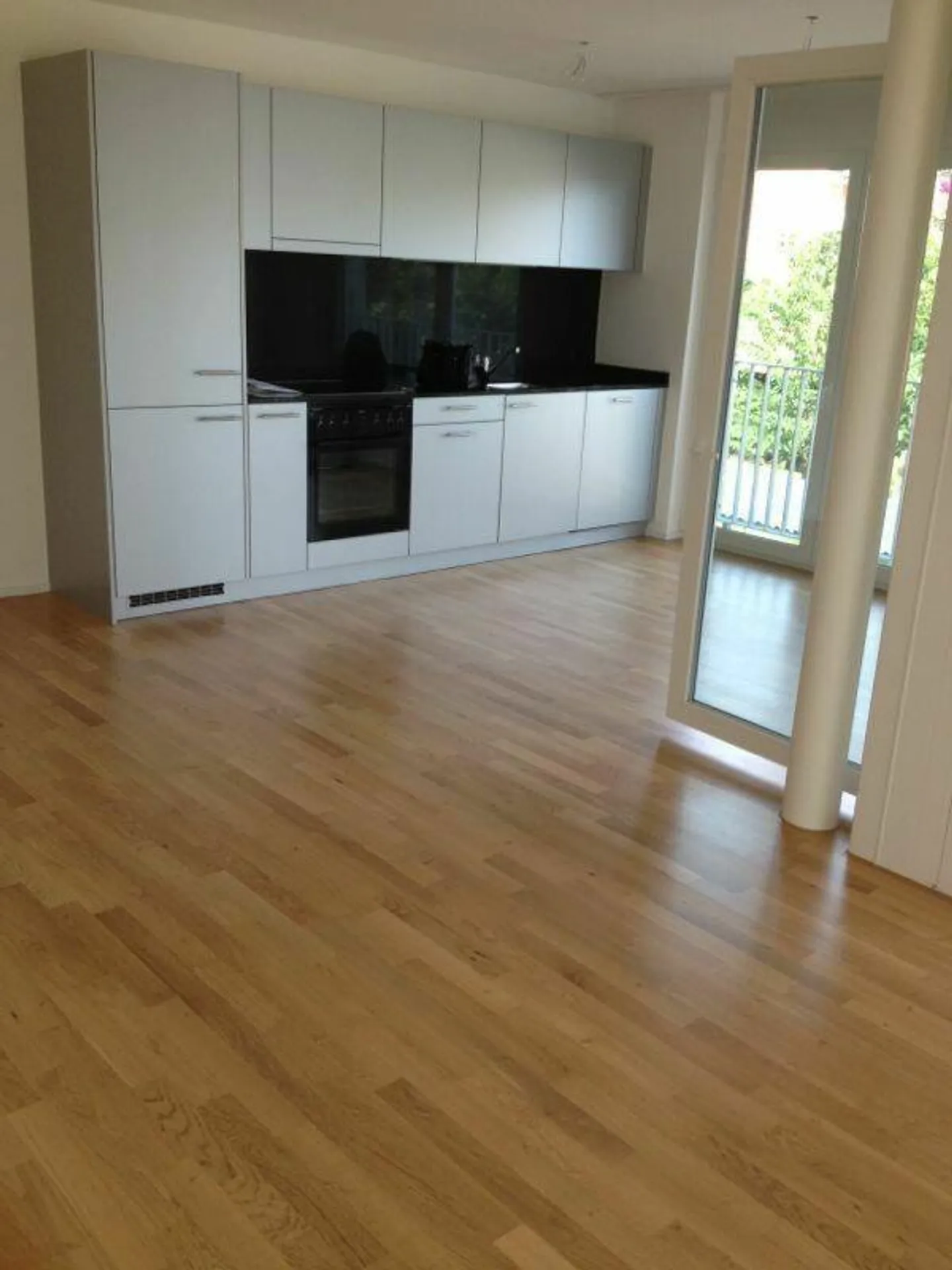 Appartement lumineux de 2,5 pièces au cœur de la belle Thayngen - Photo 2 sur 9
