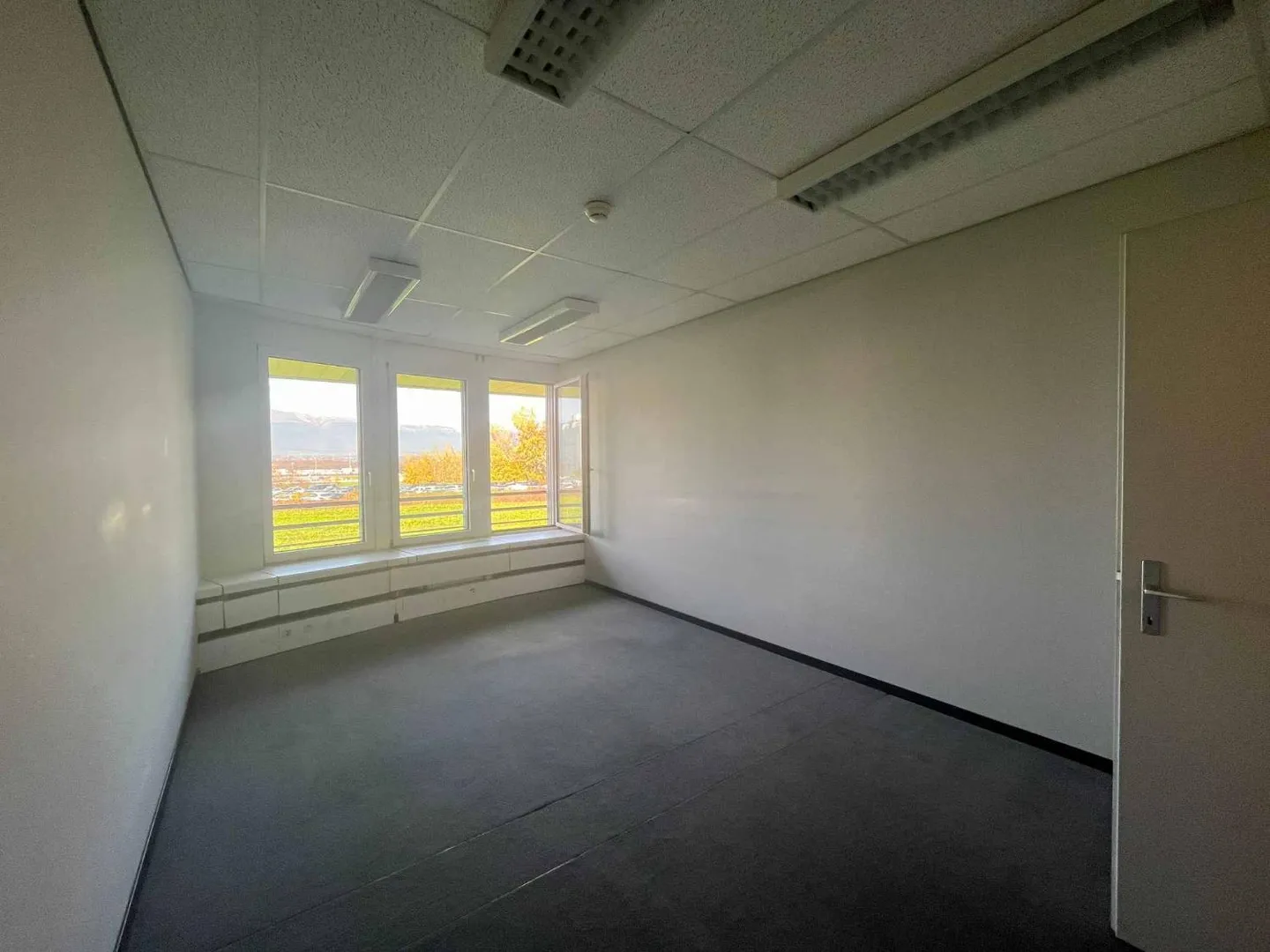 Bureaux de 240m2 lumineux près de l'aéroport et de la Place des Nations - Photo 3 sur 10