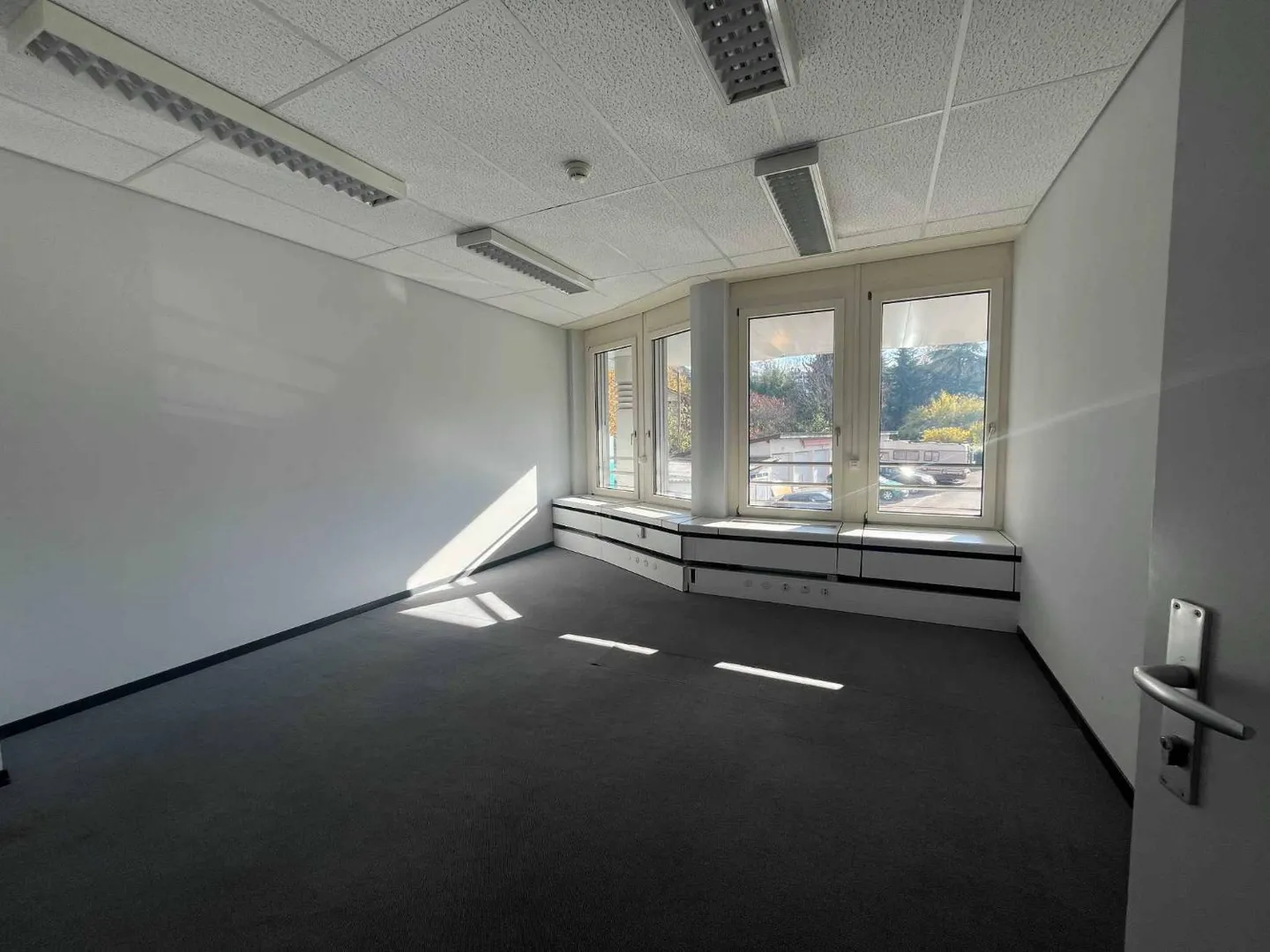 Bureaux de 240m2 lumineux près de l'aéroport et de la Place des Nations - Photo 4 sur 10