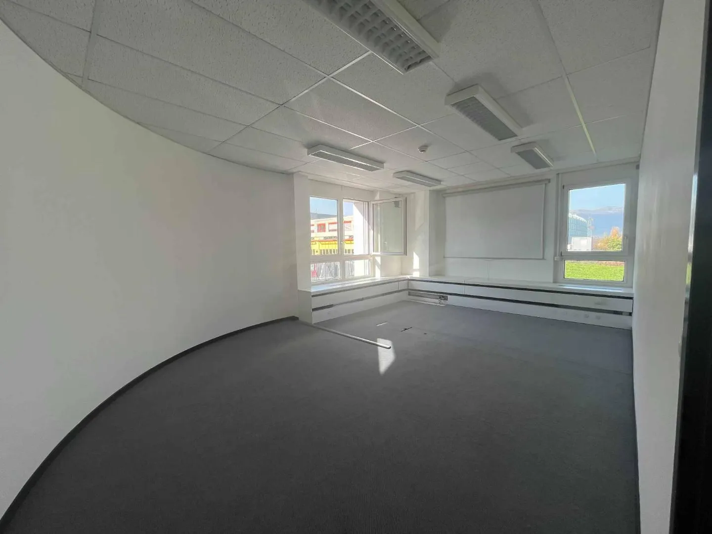 Bureaux de 240m2 lumineux près de l'aéroport et de la Place des Nations - Photo 2 sur 10