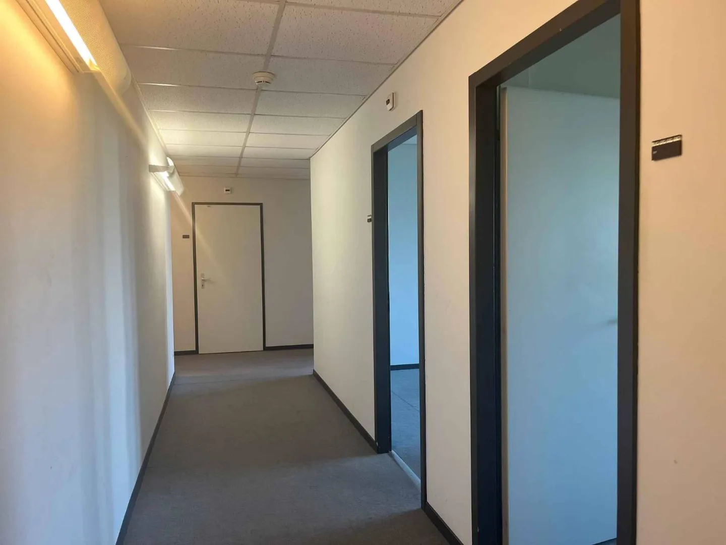 Bureaux de 240m2 lumineux près de l'aéroport et de la Place des Nations - Photo 7 sur 10