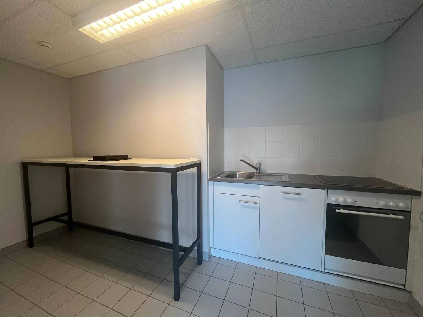 Bureaux de 240m2 lumineux près de l'aéroport et de la Place des Nations - Photo 8 sur 10