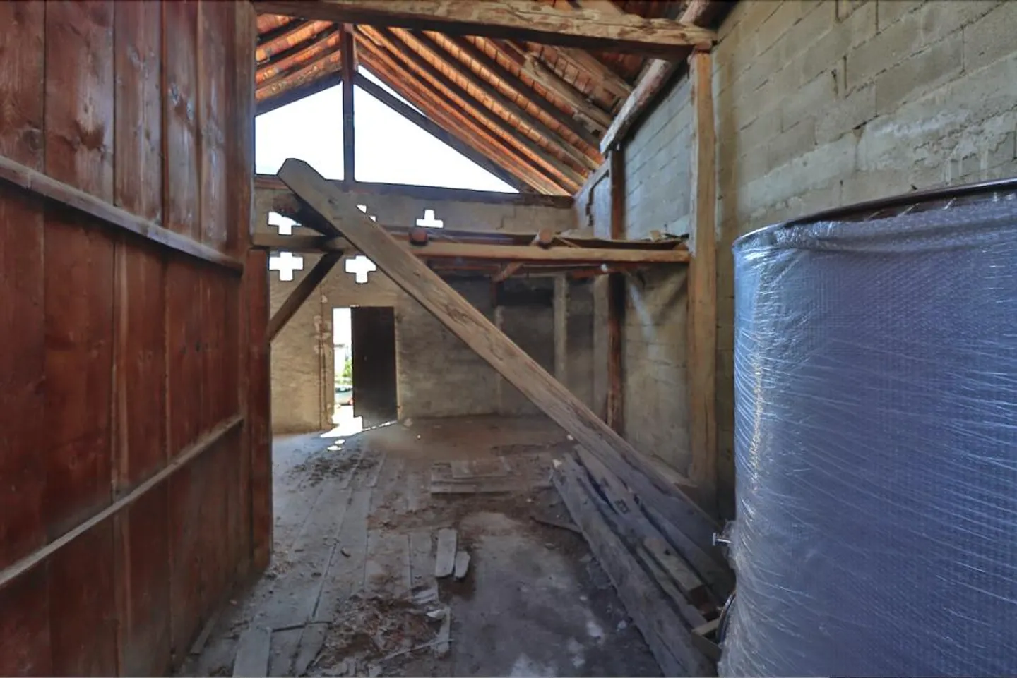 Bauwerk zur Renovierung mit Baugenehmigung - Foto 8 von 10