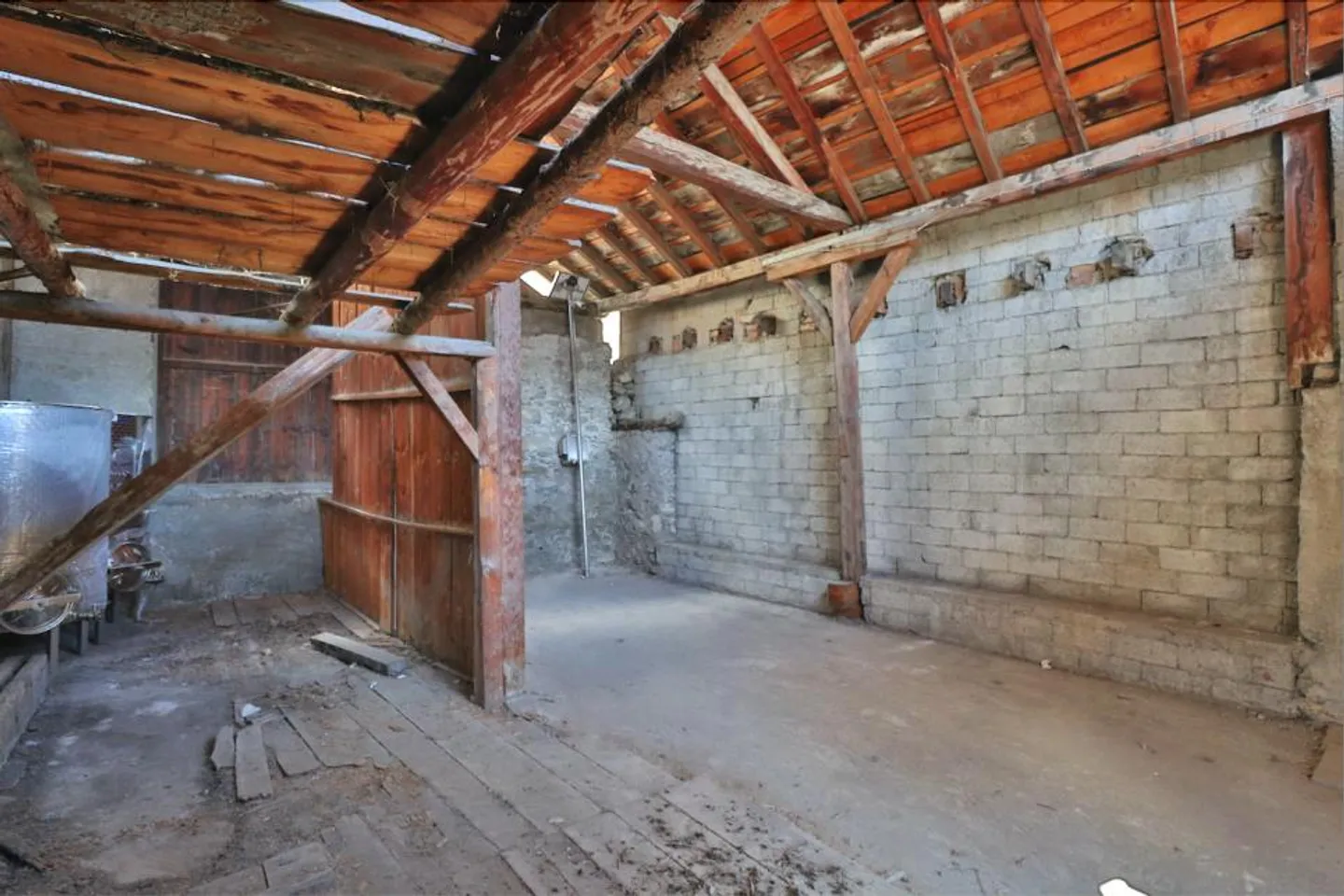 Bauwerk zur Renovierung mit Baugenehmigung - Foto 9 von 10