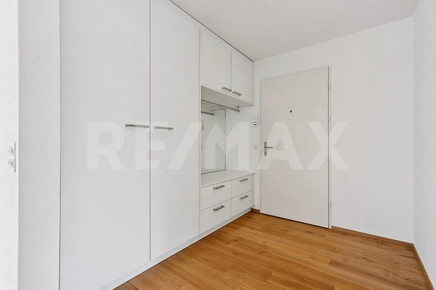 Grosszügige 3½-Zimmerwohnung mit Balkon und Blick ins Grüne - Foto 2 von 13