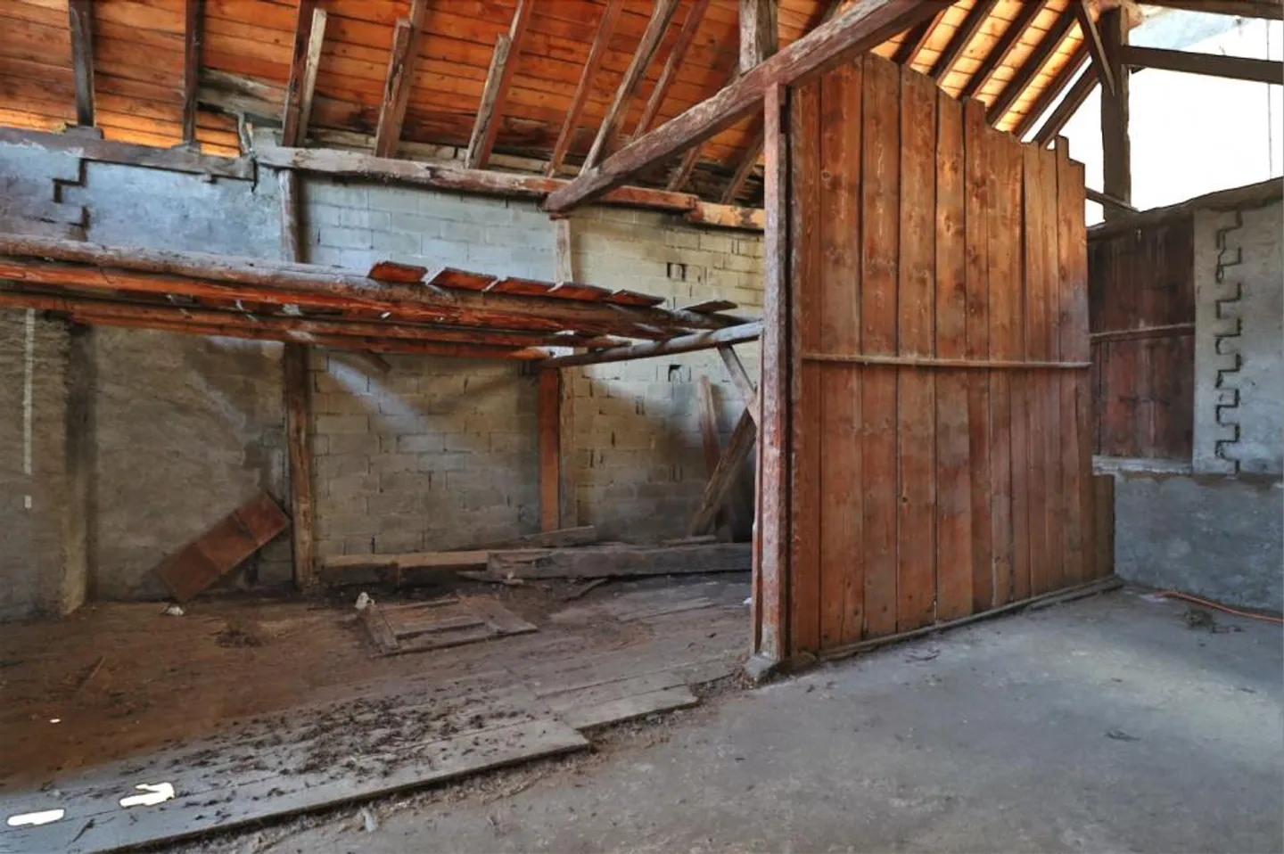 Bauwerk zur Renovierung mit Baugenehmigung - Foto 7 von 10