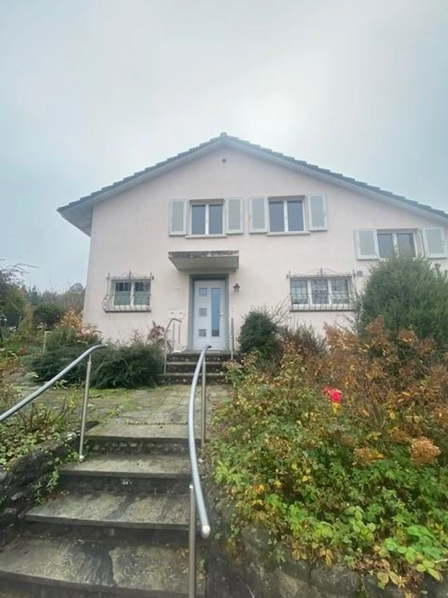 Temporary living in a single-family house with a large garden - Photo 1 of 13