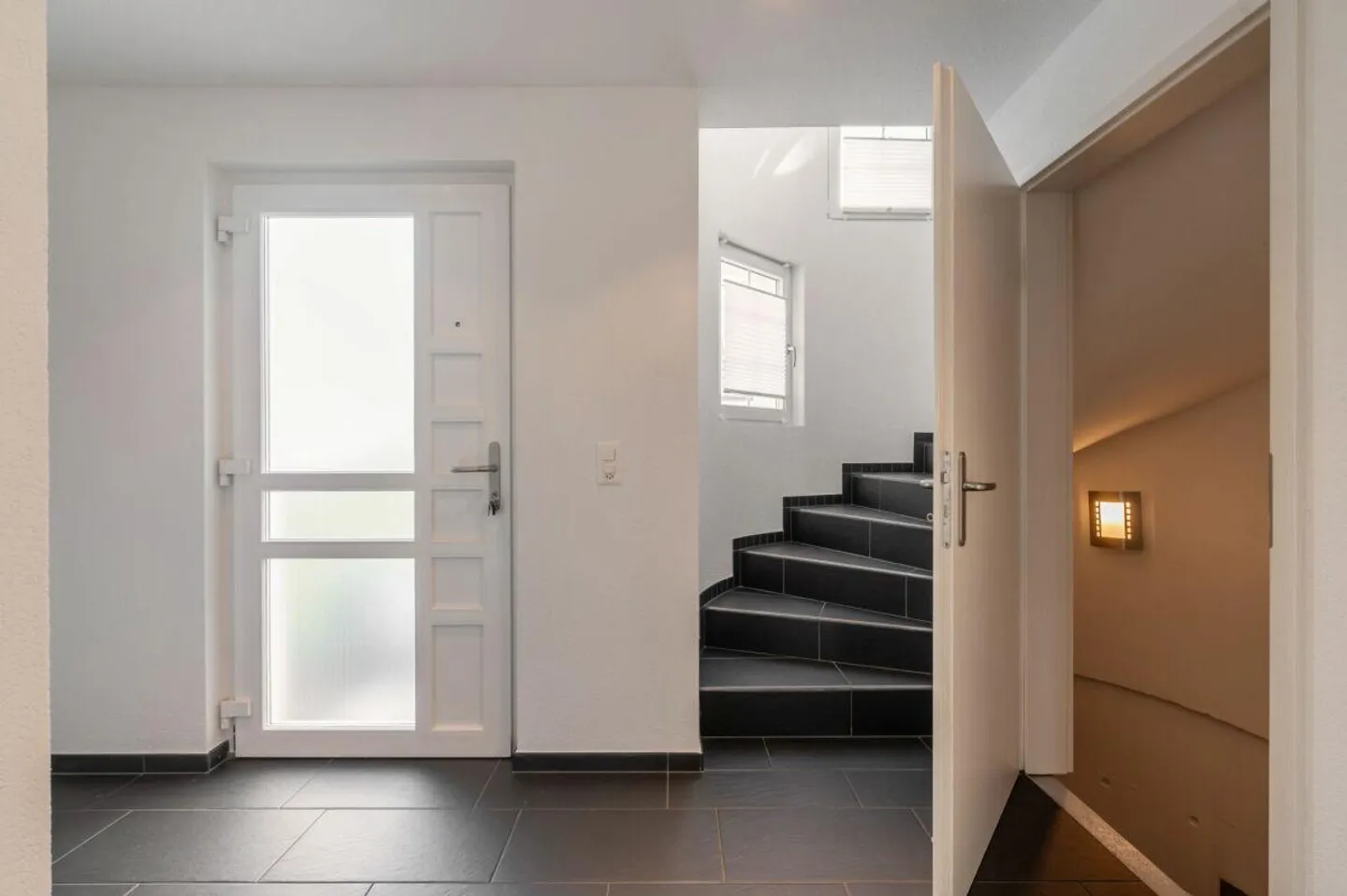 Gehobenes 5.5-Zimmer-Einfamilienhaus an ruhiger, begehrter Wohnlage! - Foto 3 von 15