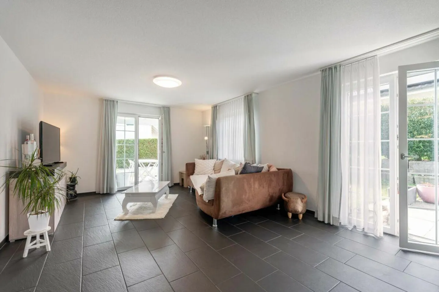 Gehobenes 5.5-Zimmer-Einfamilienhaus an ruhiger, begehrter Wohnlage! - Foto 5 von 15