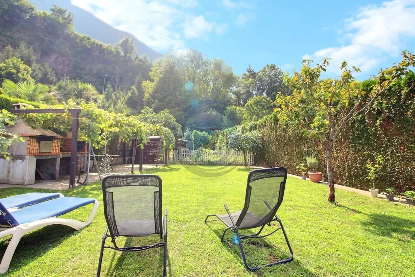 Charming Semi-Detached House with 7.5 Rooms - Photo 4 of 19