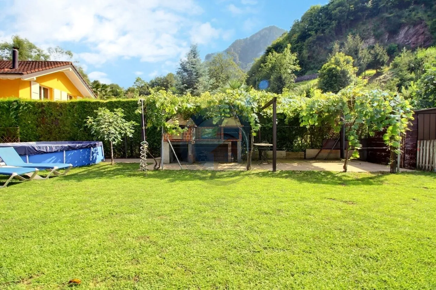 Charming Semi-Detached House with 7.5 Rooms - Photo 5 of 19