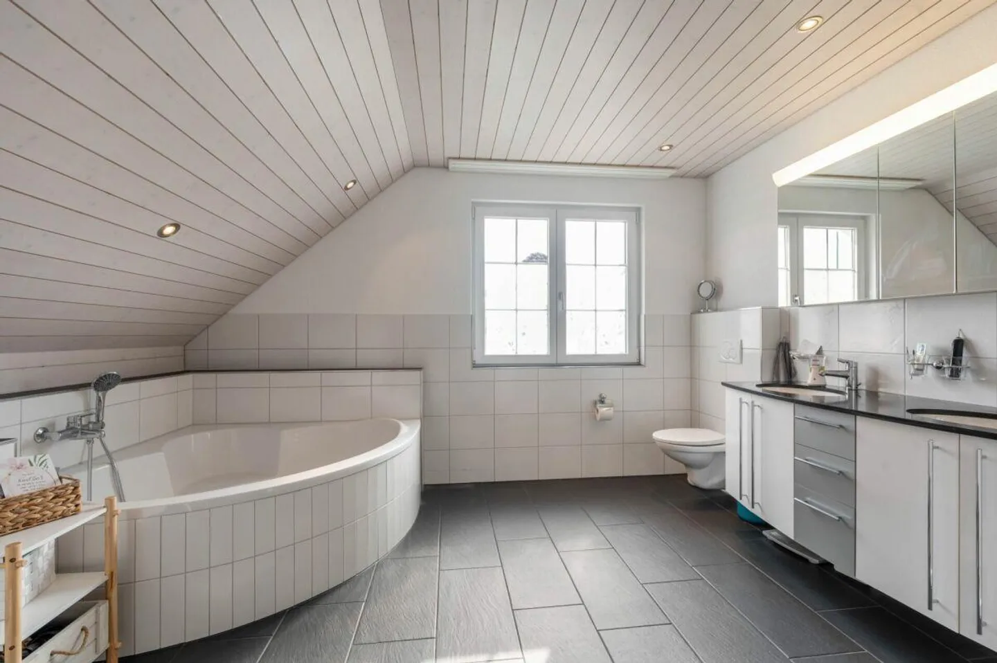 Gehobenes 5.5-Zimmer-Einfamilienhaus an ruhiger, begehrter Wohnlage! - Foto 13 von 15