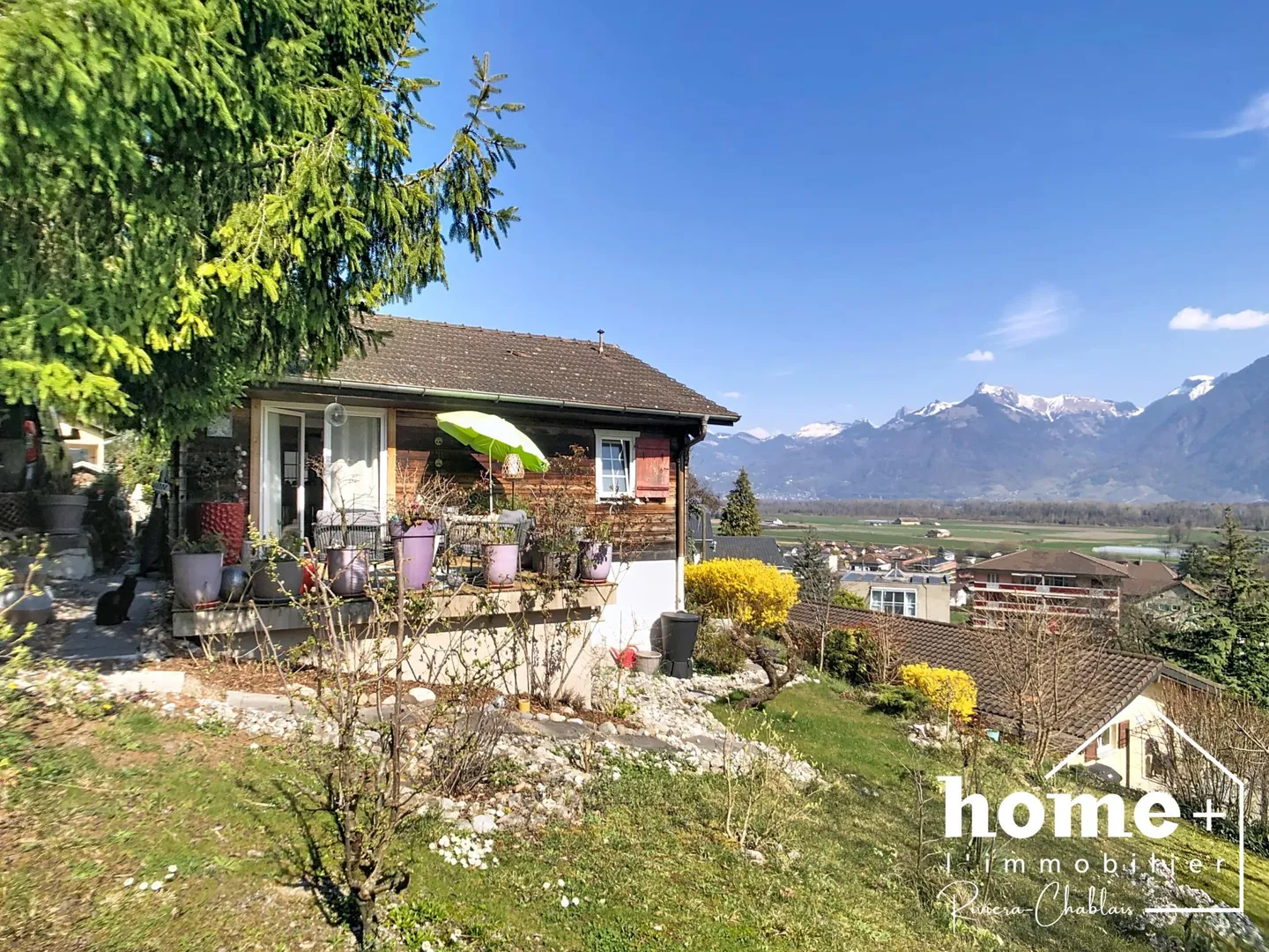 Magnifique chalet au calme avec vue dégagée et beau potentiel d'agrandissement - Foto 1 di 12