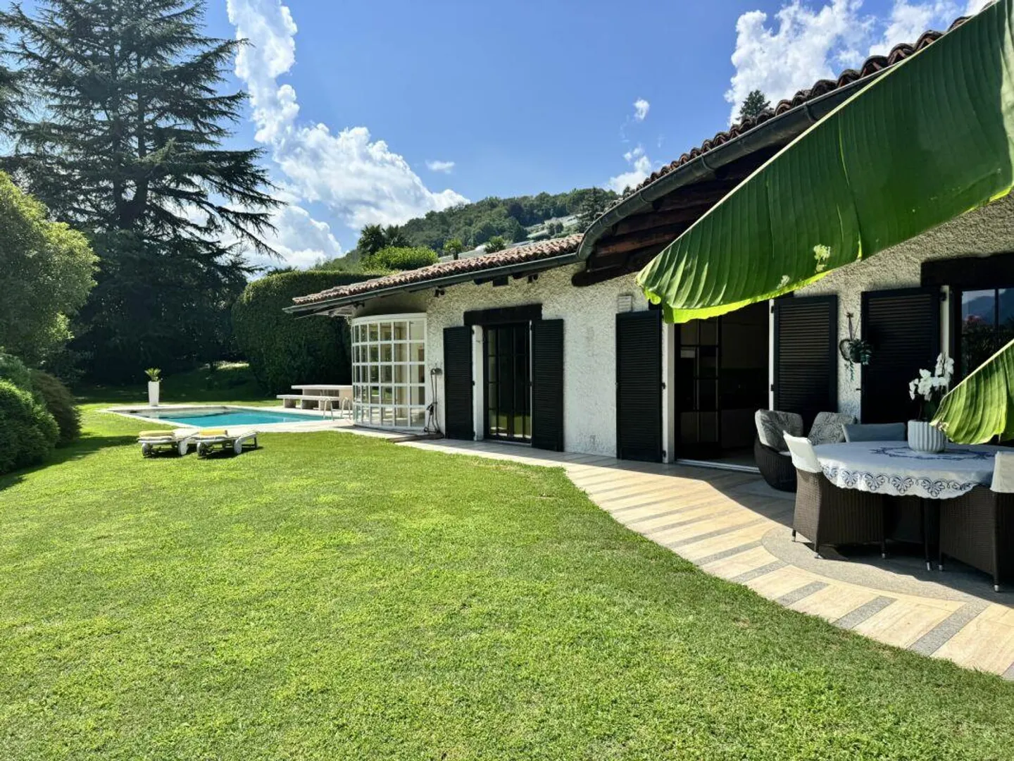 Exklusive freistehende Villa mit einem geräumigen Garten und Swimmingpool - Foto 1 von 9