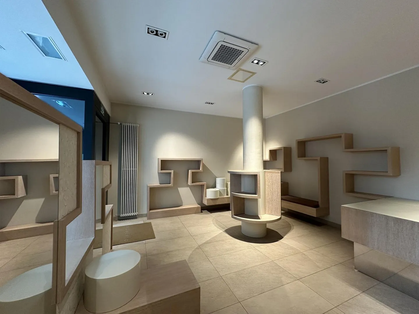 FOR RENT: SPACE WITH WINDOW IN CENTRAL LUGANO - Photo 1 of 9