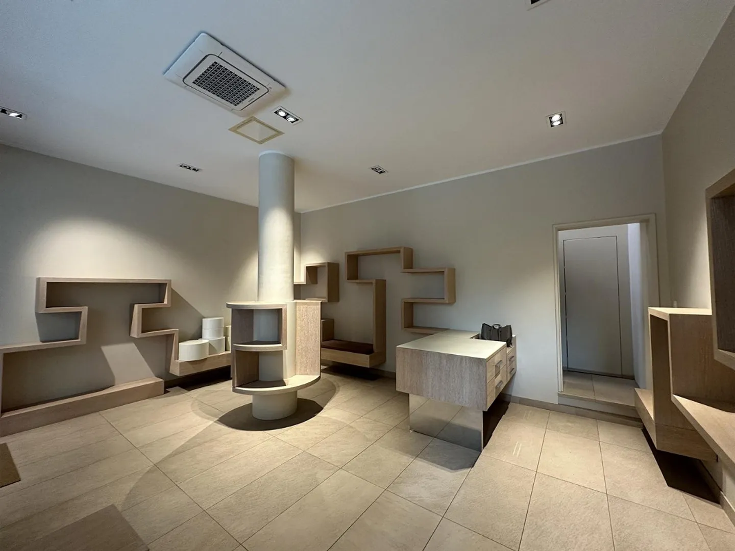 FOR RENT: SPACE WITH WINDOW IN CENTRAL LUGANO - Photo 4 of 9