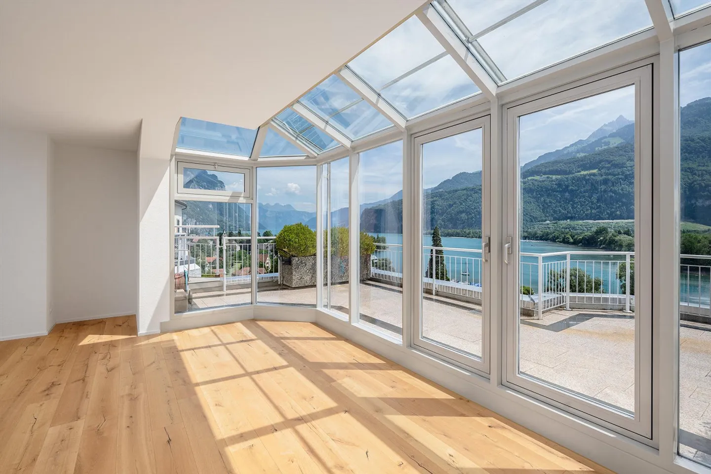 Residenza sul lago di Walen - nuovo e stiloso - Foto 2 di 8