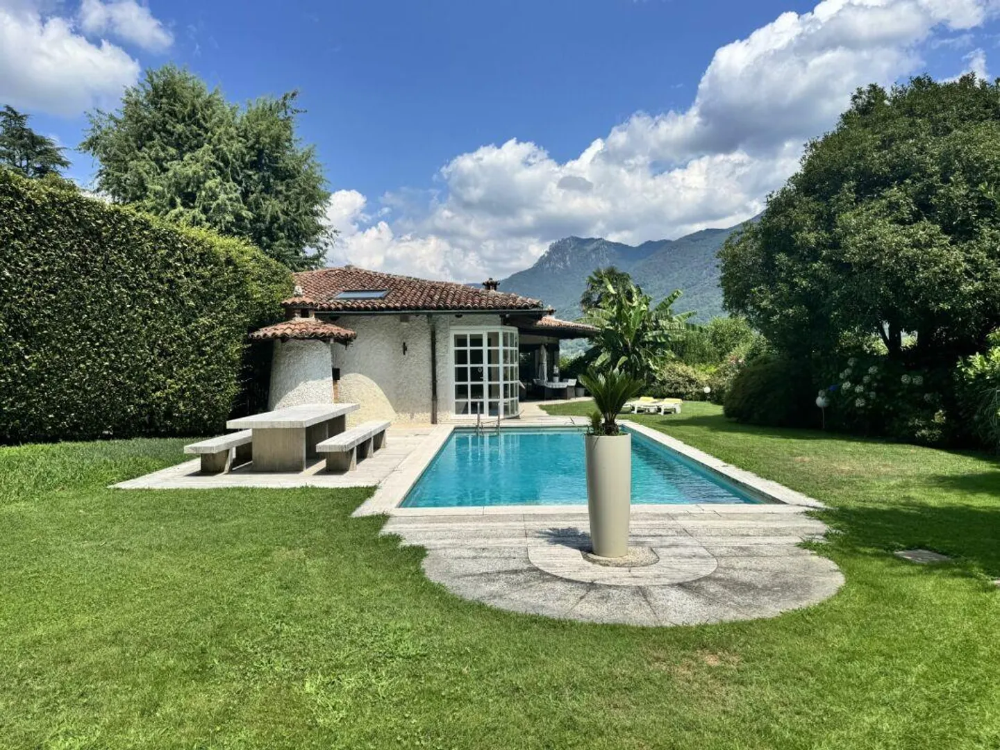 Exklusive freistehende Villa mit einem geräumigen Garten und Swimmingpool - Foto 9 von 9
