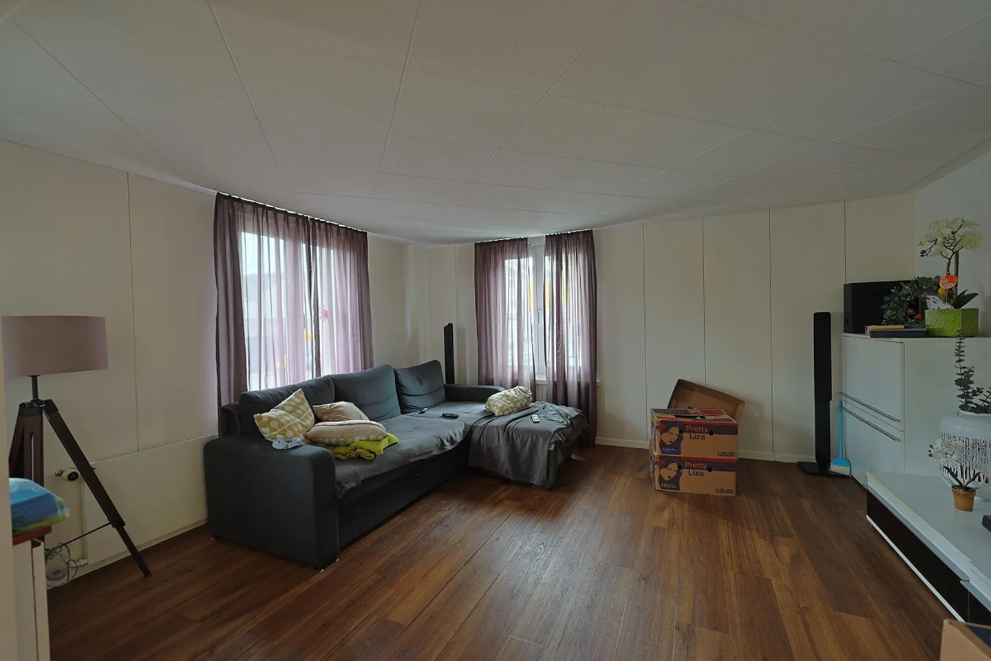 Spacious Multi-Family House with Versatile Usage Potential - Photo 3 of 13