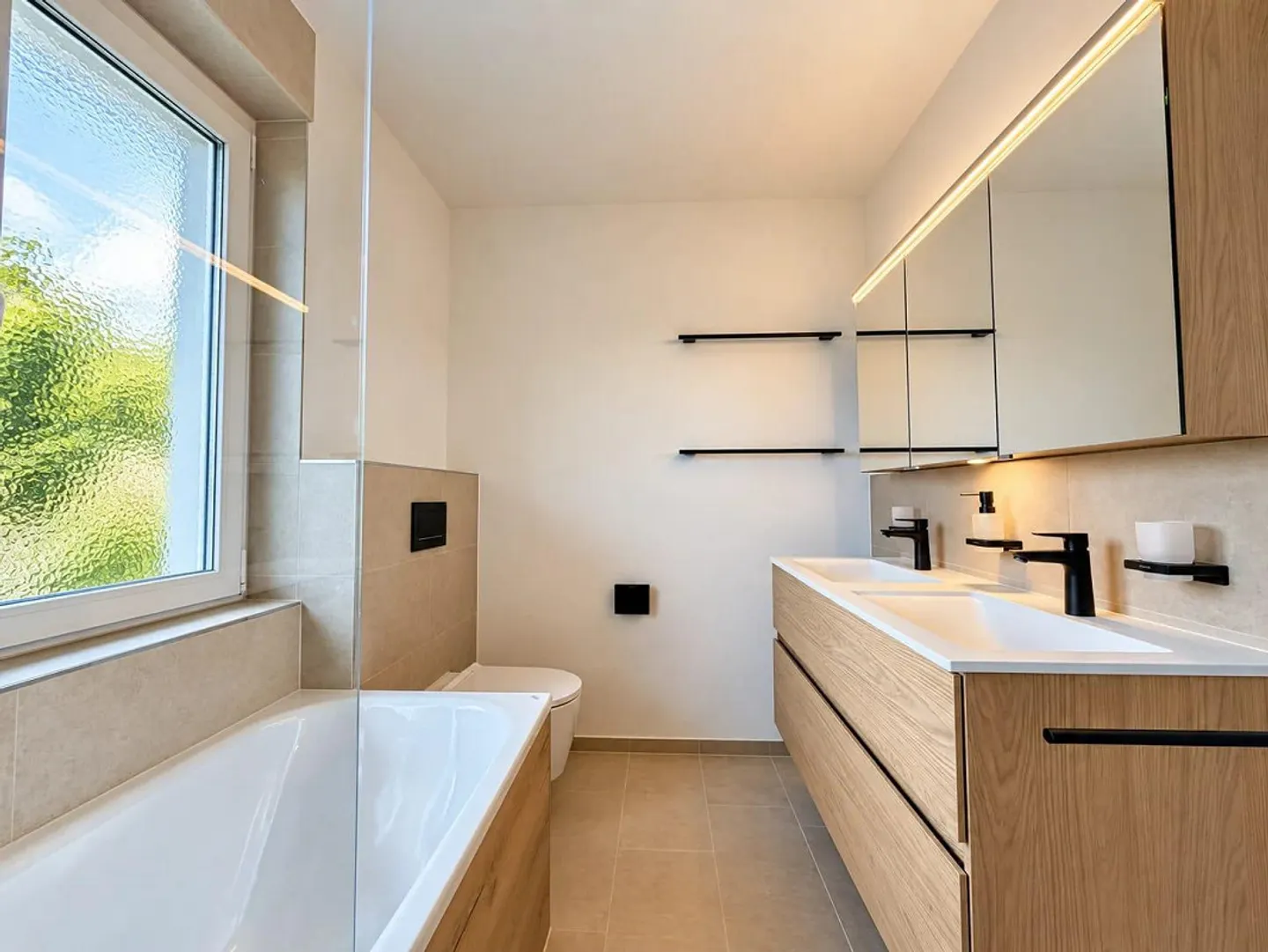 Maison de ville de 5,5 pièces fraîchement rénovée avec jardin à Zurich - Photo 4 sur 13