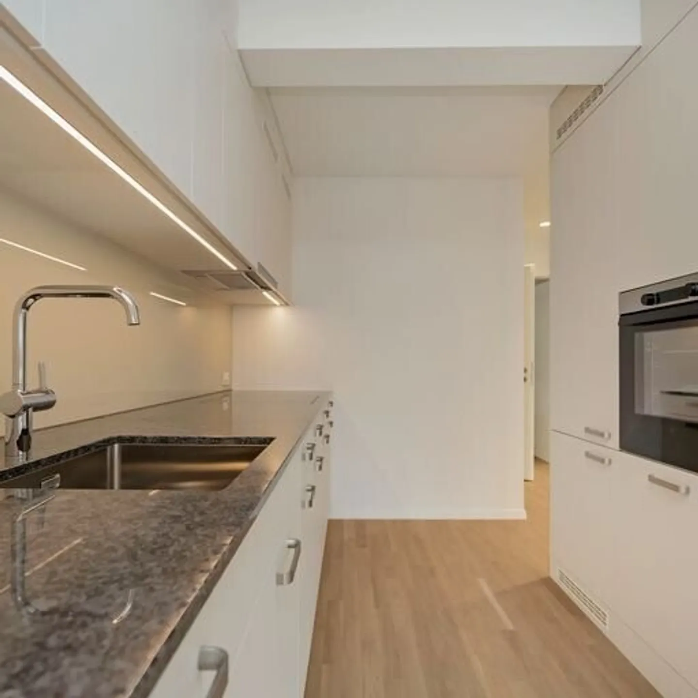 Appartamento ristrutturato di 4.5 locali con balcone e terrazza nel centro di Bienne - Foto 7 di 13