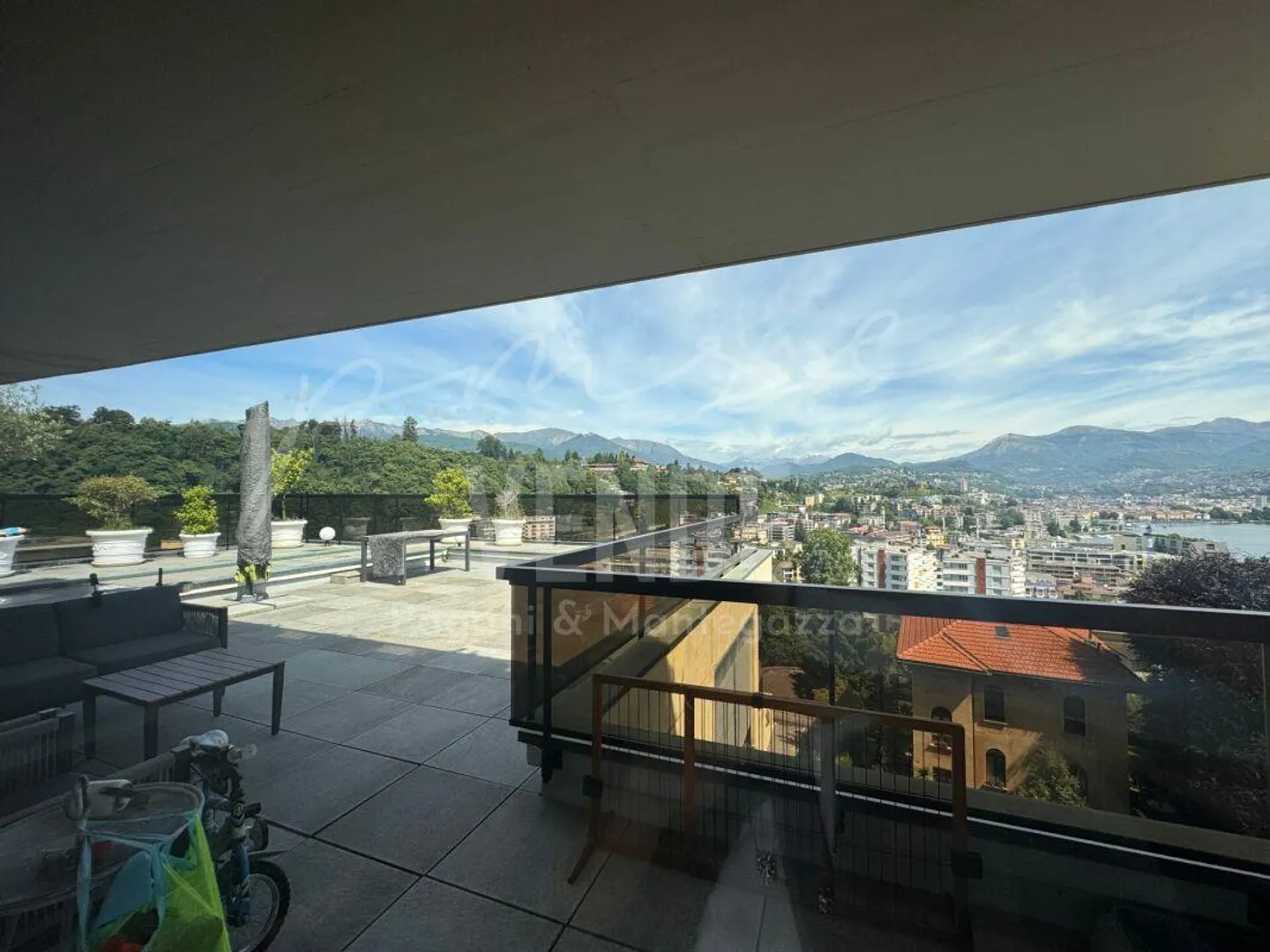 PARADISE | MAGNIFICENT TERRACE WITH PANORAMIC VIEW OVER THE LAKE AND THE BAY OF LUGANO - Photo 1 of 4