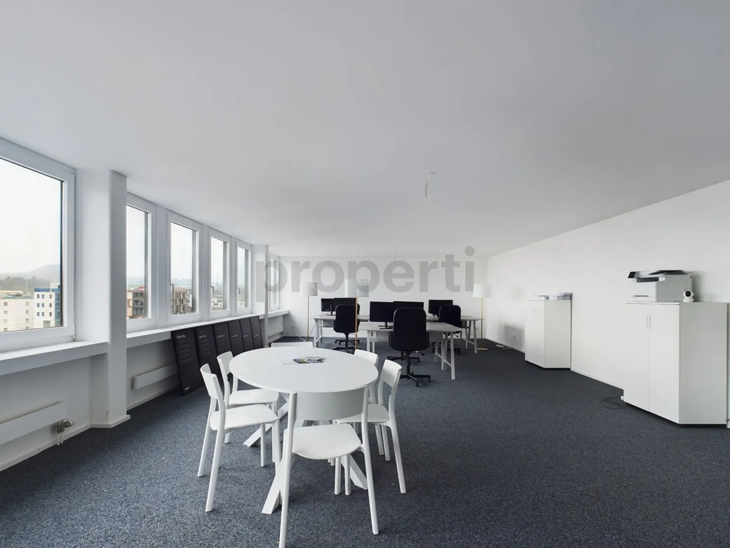 Bureau unique et lumineux à Emmen près de la gare - Photo 1 sur 7