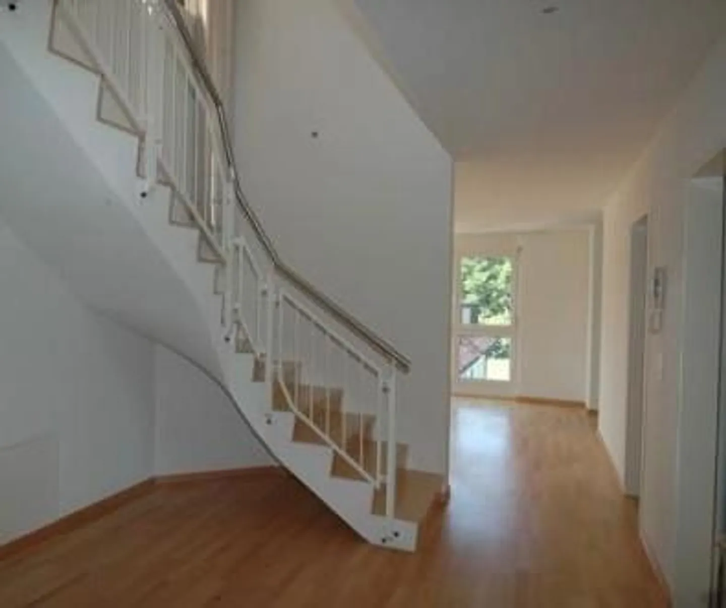 Appartement en duplex de 5,5 pièces adapté aux familles avec beaucoup d'espace - Photo 3 sur 7