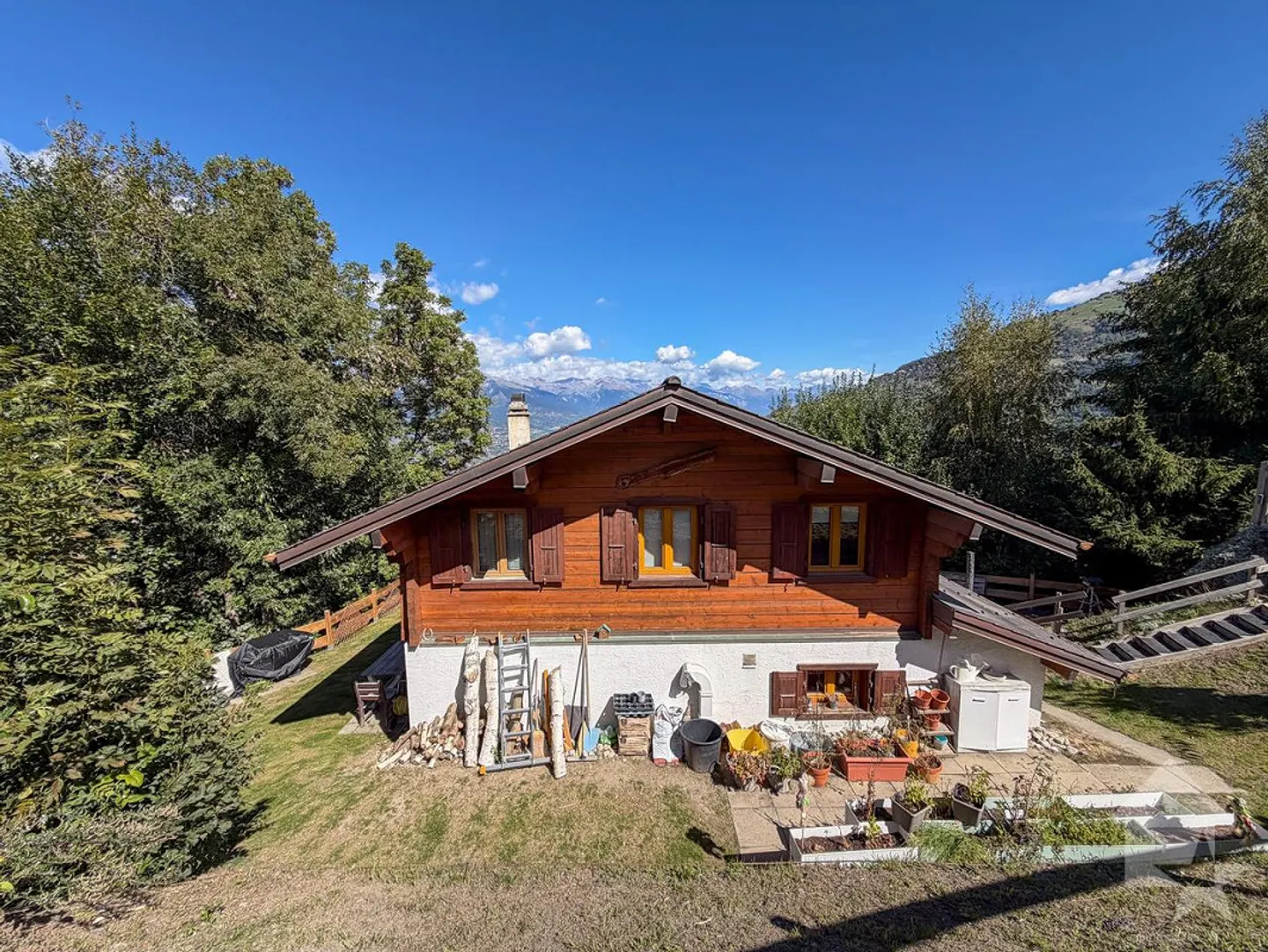 Charmantes Chalet mit 4,5 Zimmern, idyllische Lage - Foto 2 von 30